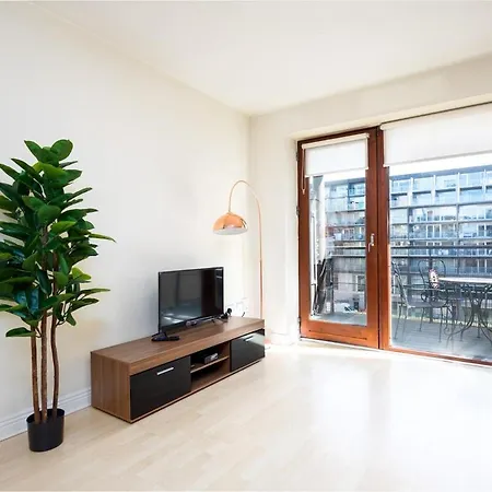 Scandinavian-inspired 2bed Near River Liffey Dublino